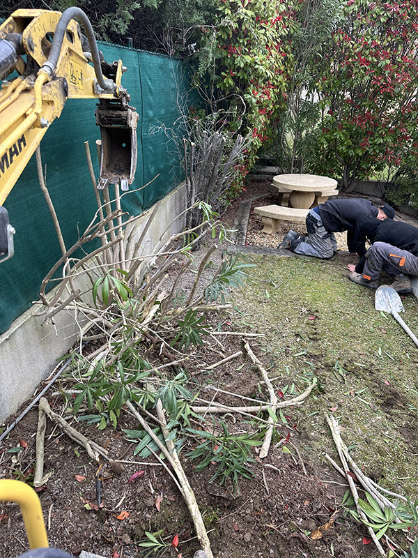 entreprise de terrassement saint chamas-travaux publics salon de provence-enrobes pelissanne-beton imprime arles-amenagement exterieur aix en provence-granulats bouches du rhone-terrain de boules marseille