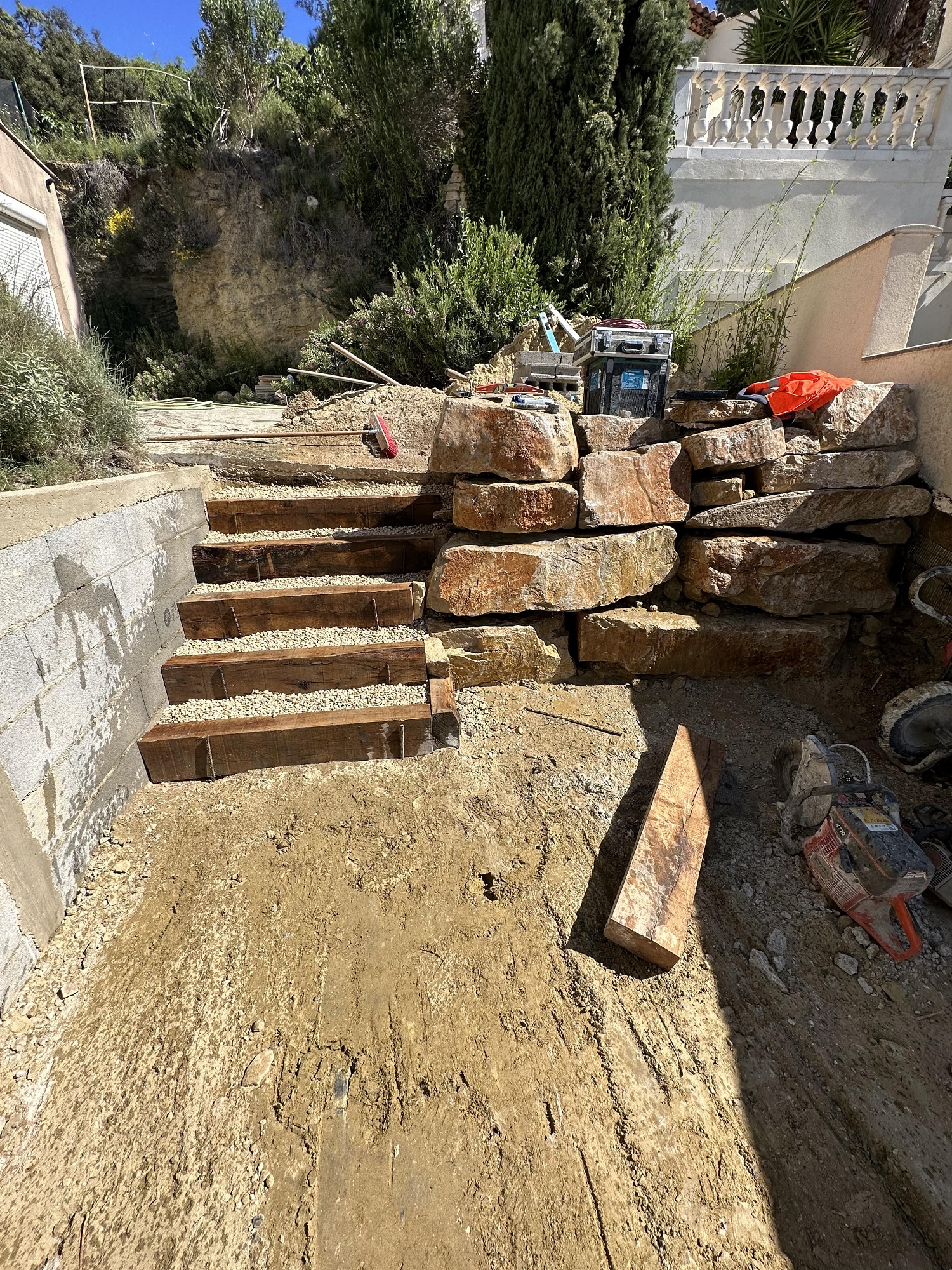 entreprise de terrassement saint chamas-travaux publics salon de provence-enrobes pelissanne-beton imprime arles-amenagement exterieur aix en provence-granulats bouches du rhone-terrain de boules marseille